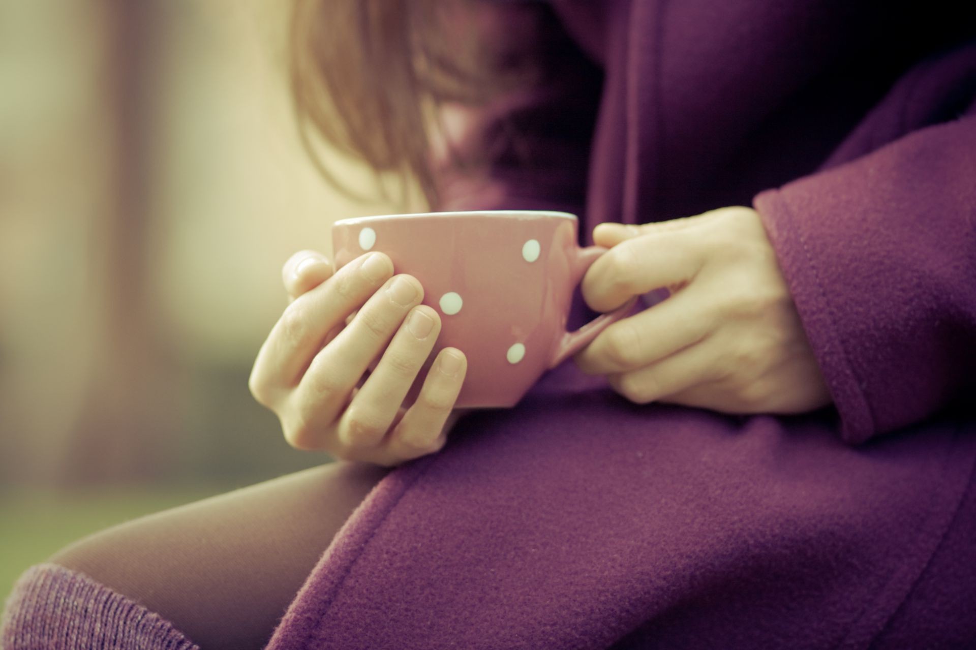 frau mädchen entspannung drinnen erholung erwachsener hände allein familie zimmer mutterschaft medizin