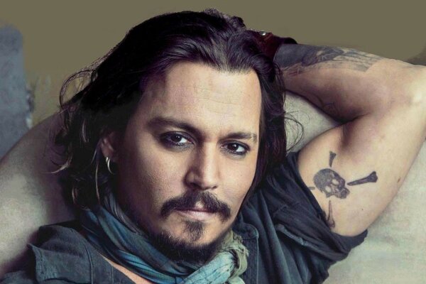 Johnny Depp mit Tattoo am Arm