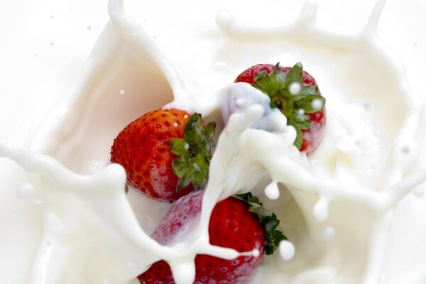 Saftige Erdbeeren mit einer Fülle von Sahne