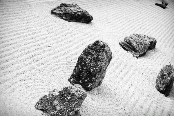 Große Steine im Sand