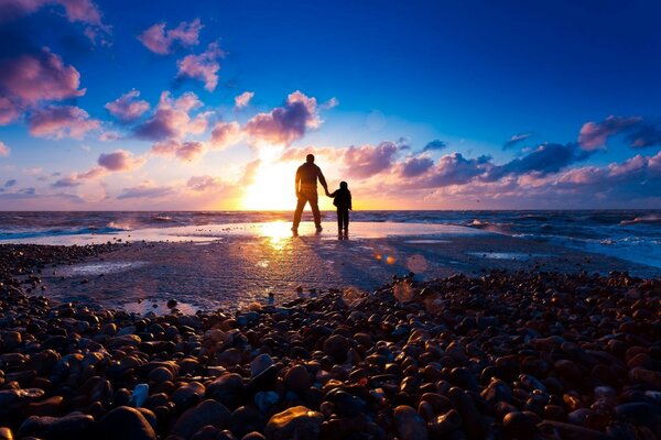 Stimmungsvoller Sonnenuntergang am Strand am Meer