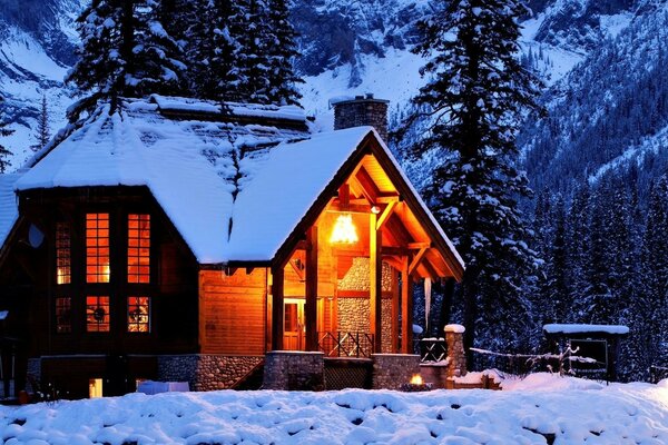 Ein Haus in den schneebedeckten Bergen des Winterwaldes