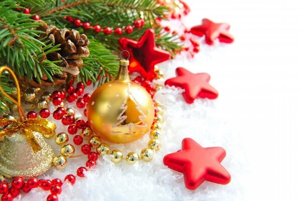 Winterweihnachtsspielzeug und Tannenzweige