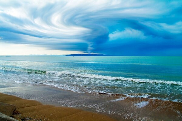 Wolken über dem blauen Ozean