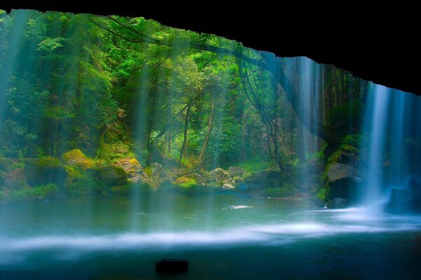 Versteckte Höhle vor neugierigen Blicken hinter dem Wasserfall