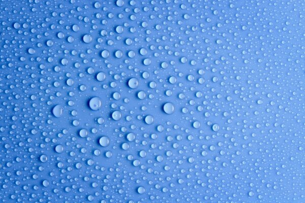 Wassertropfen auf blauem Hintergrund