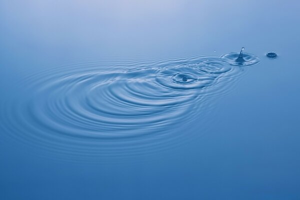 Spur von Tropfen auf kaltem Wasser