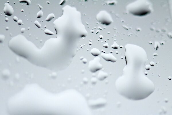 graues Wetter. Nasses Glas