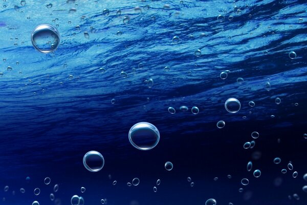 Tropfen sauberes Wasser im Meer