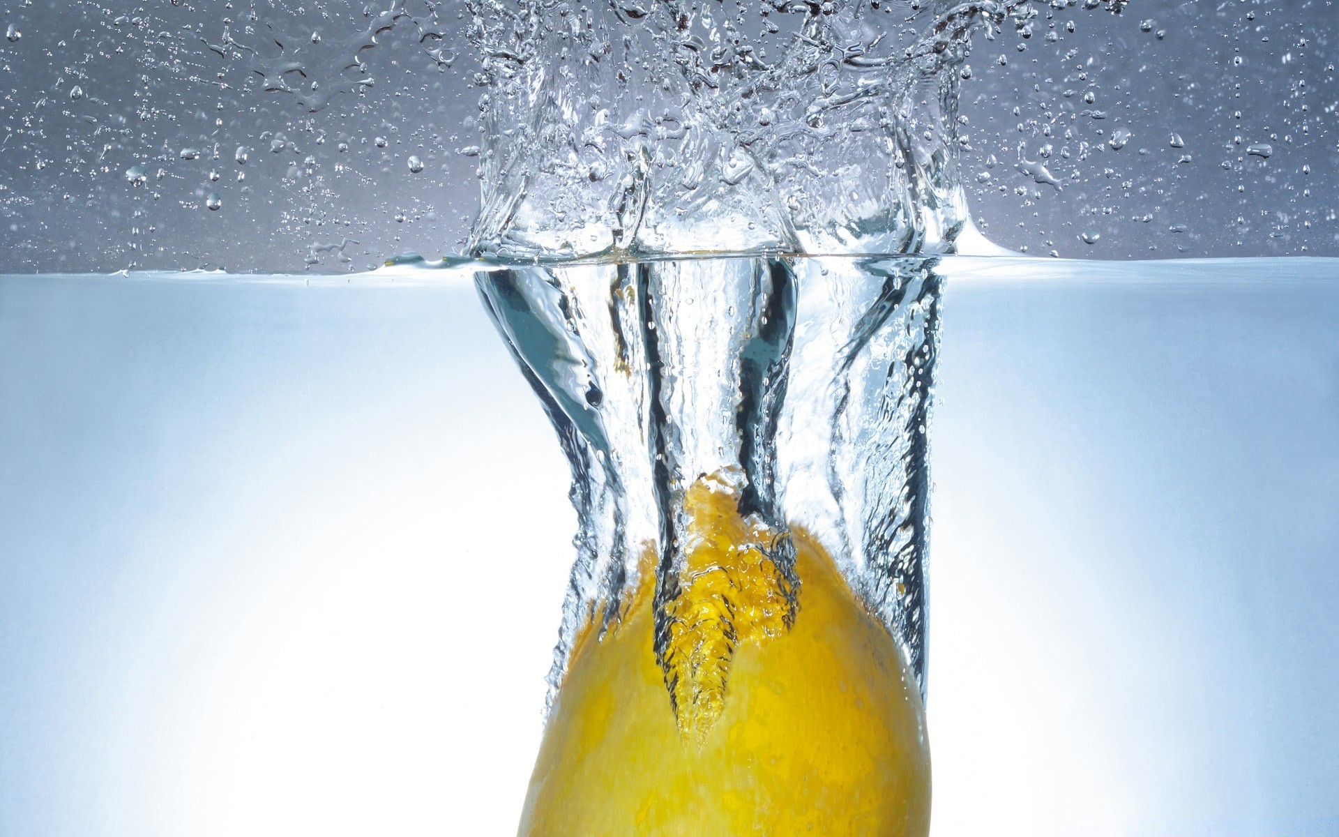 tröpfchen und wasser kalt nass glas wasser trinken flüssigkeit spritzen blase eis tropfen cool durst sauber sauber sekt gefroren unterwasser erfrischung bewegung