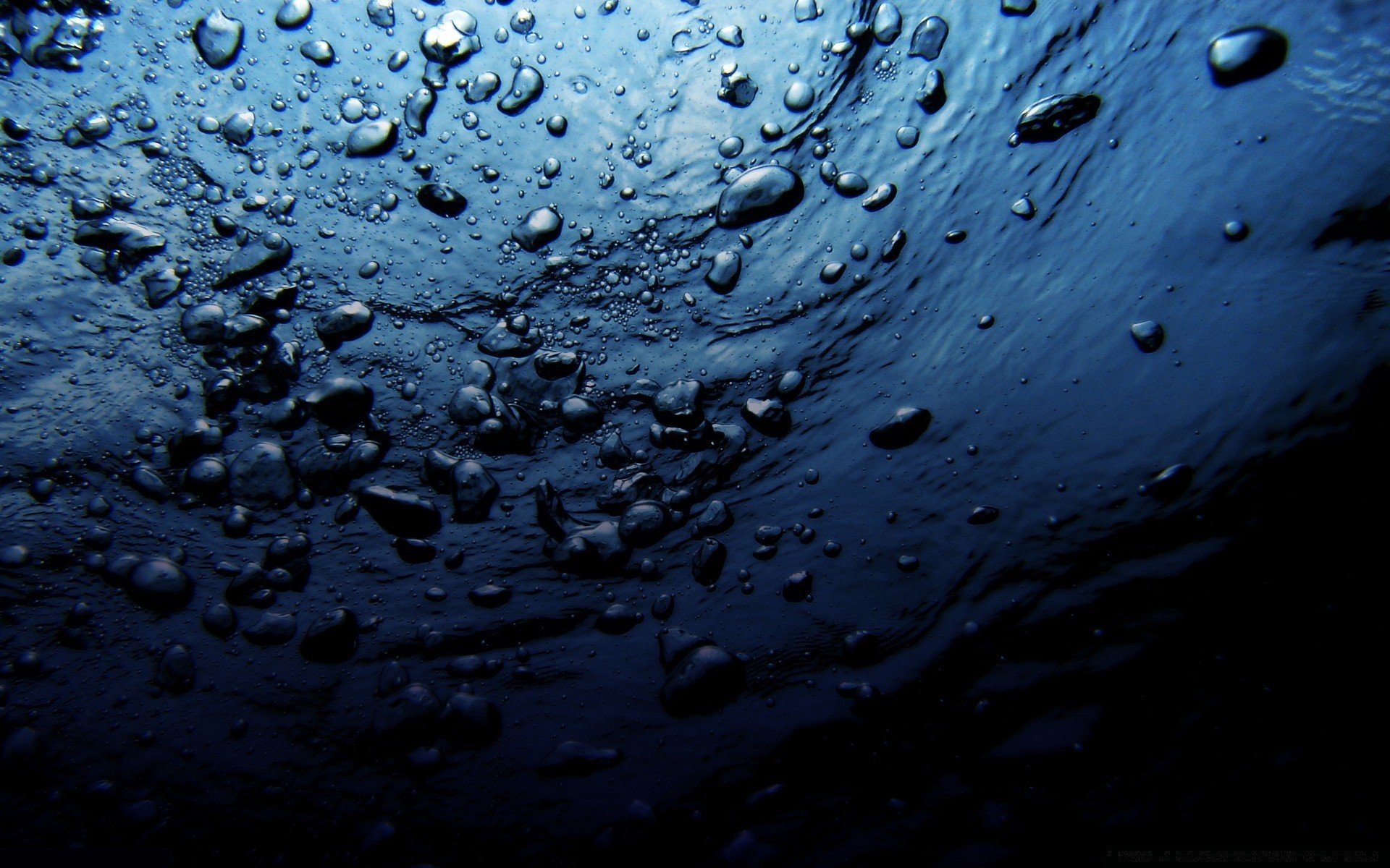 tröpfchen und wasser nass regen tropfen tropfen wasser blase spritzen klar sauber sauber flüssigkeit tau unterwasser wassertropfen waschen welligkeit fließen glatt türkis tropfen
