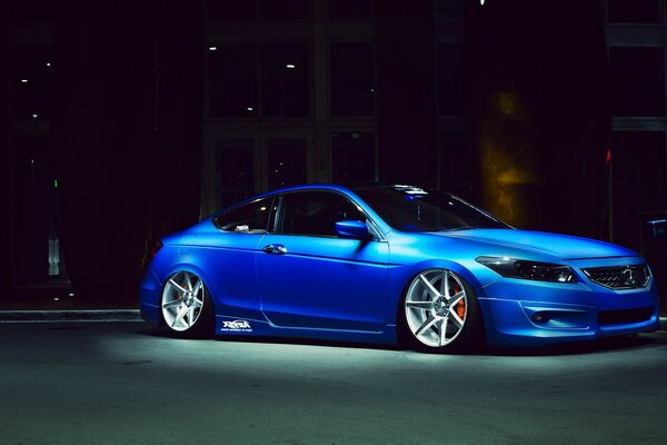Blauer Sportwagen in der Nacht