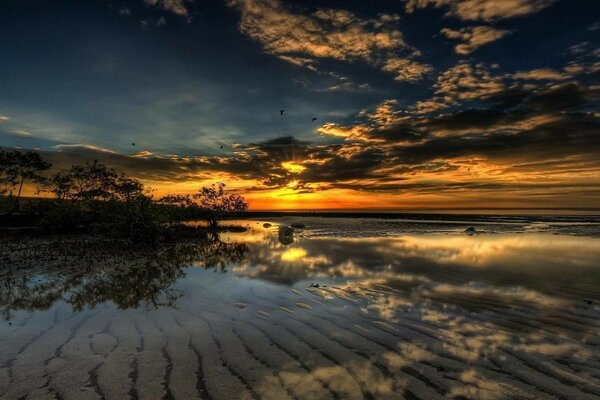 Sonnenuntergang über der Wasseroberfläche