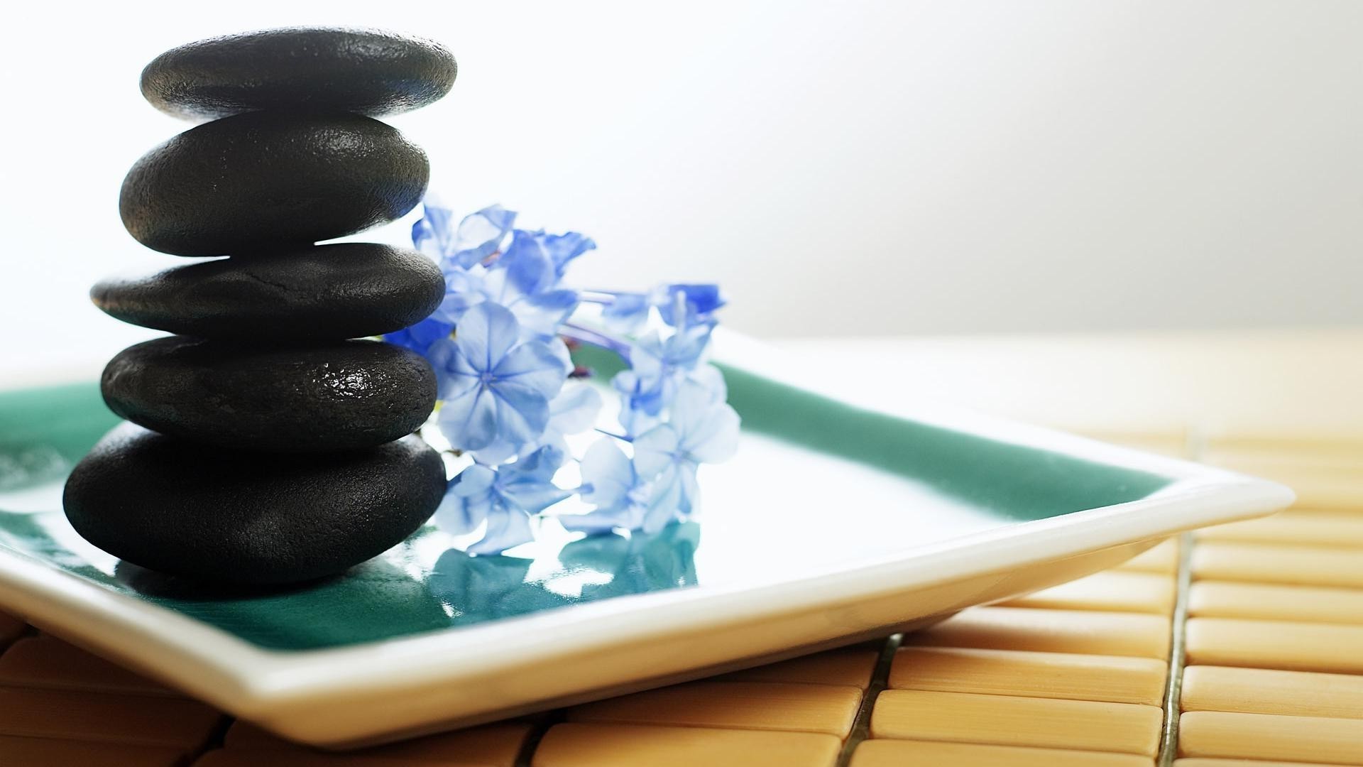 balance zen massage entspannung harmonie meditation bambus stabilität behandlung therapie gelassenheit stillleben