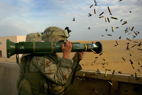 Militär mit Waffen viele Munition