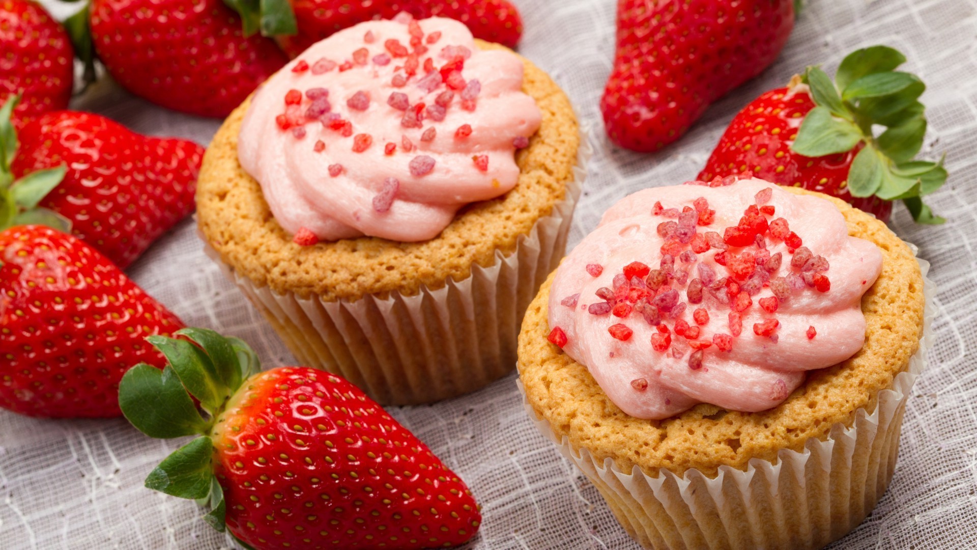 desserts süß erdbeere creme kuchen lecker gebäck beere erfrischung lebensmittel zucker backen obst backwaren schokolade vanille hausgemachte genuss frühstück schlagsahne