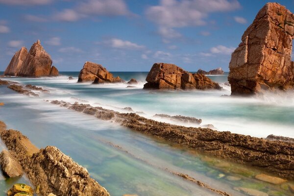 Felsen Felsbrocken und Steine aus dem Wasser