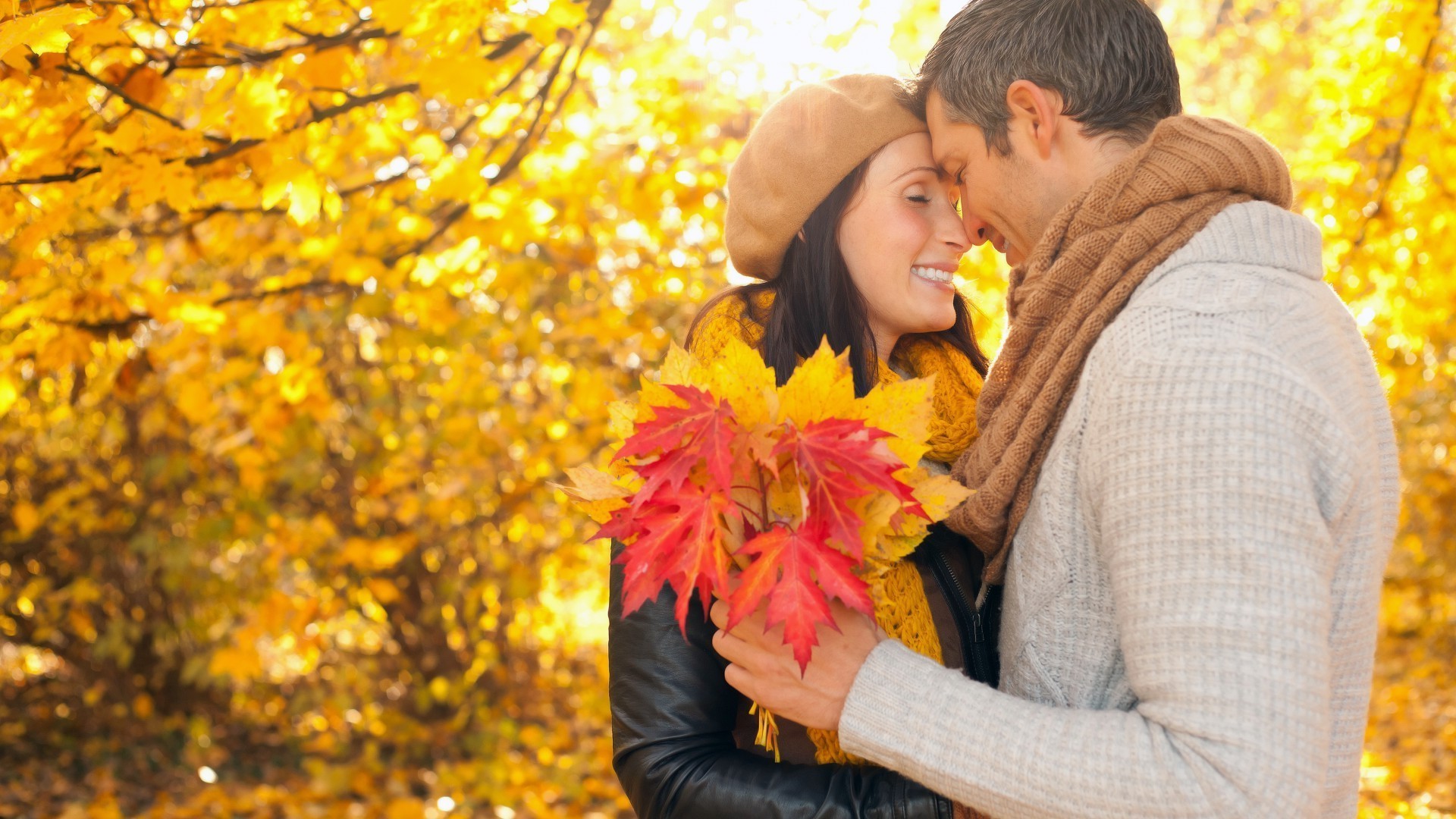 paare herbst im freien ahorn park natur liebe frau glück blatt mädchen schön zwei erwachsener urlaub vergnügen familie person romantik lächeln