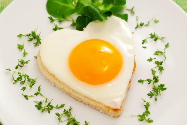 Frühstück Rührei in Form eines Herzens