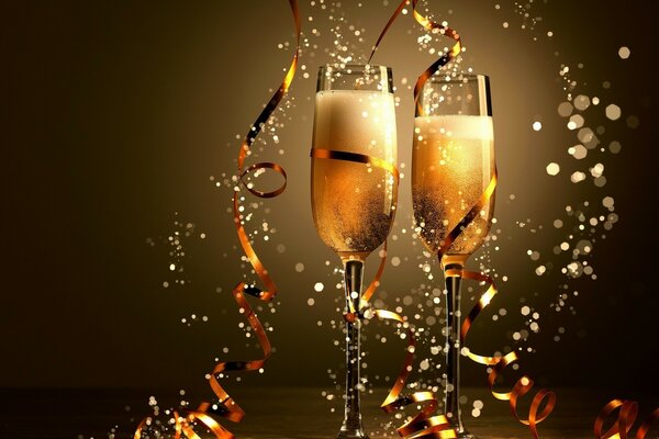 Feiertagsgläser. Ein Spritzer Champagner