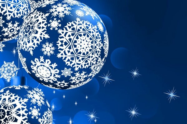 Weihnachtsspielzeuge sind mit Schneeflocken bemalt