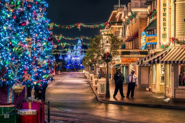 Weihnachtliche Abendstraße mit Lichtern geschmückt