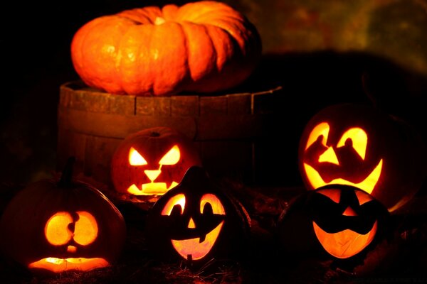 Halloween und Kürbisfest mit verschiedenen Smileys