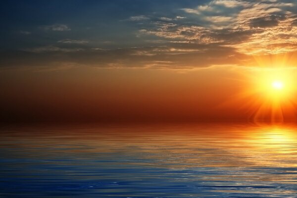 Schöner Sonnenuntergang und Sonnenaufgang über der Meeresoberfläche