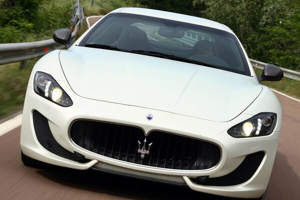 Weißer sportwagen maserati rast Freundin an