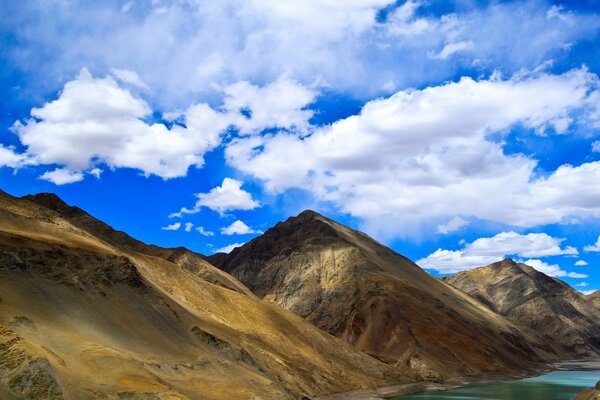 Rocky Mountains auf blauem Himmel Hintergrund