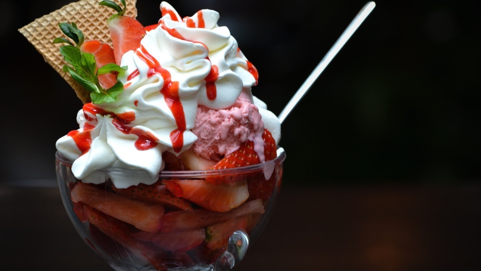 creme süß schokolade vanille lecker obst lebensmittel erdbeere eis cremig erfrischung zucker milchprodukte beere schlagsahne schaufel kalt gefroren minze