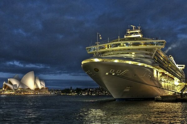 Schiff legt im Hafen an