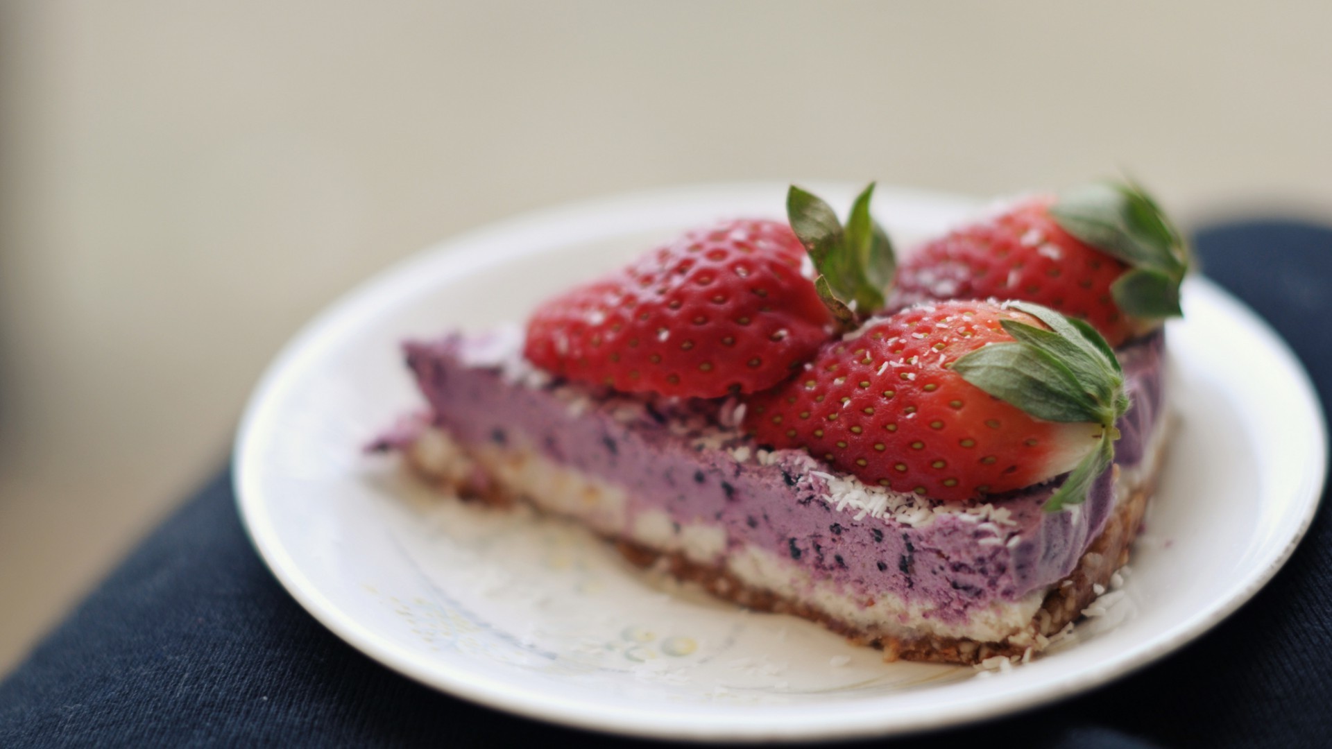 essen lecker frühstück erdbeere süß obst schokolade beere creme teller kuchen erfrischung