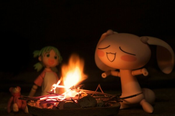 Abendfeuer mit zwei Puppen