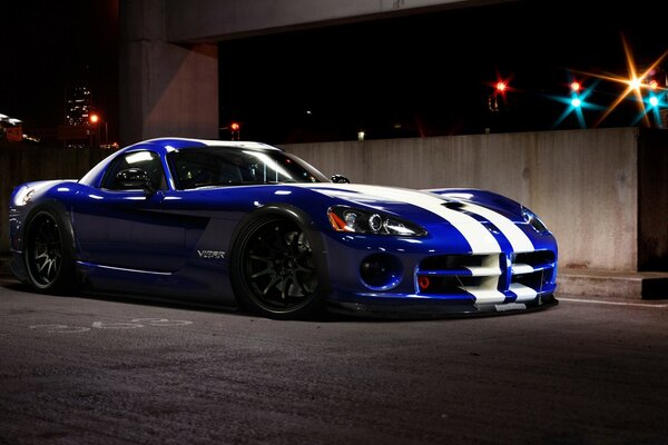 Dodge Viper in der Nachtstadt