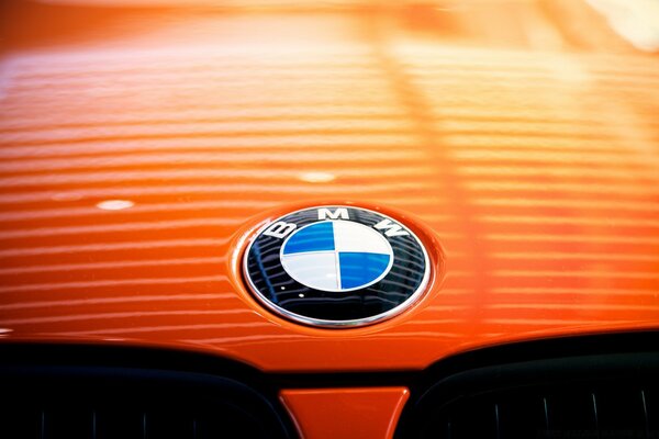 BMW-Auto-Abzeichen auf orangefarbenem Hintergrund