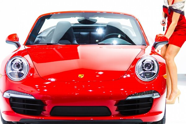 Rotes Porsche Cabrio mit runden Scheinwerfern