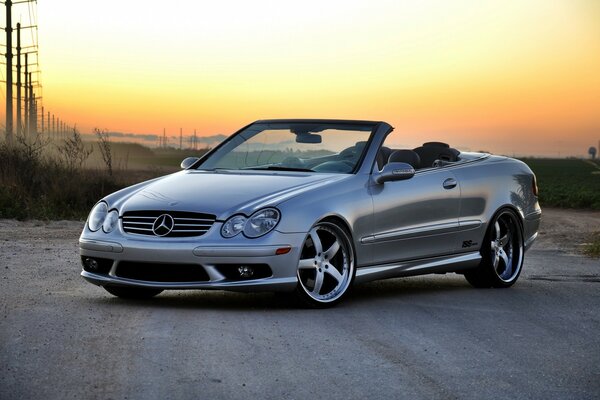 Mercedes hielt bei Sonnenuntergang an