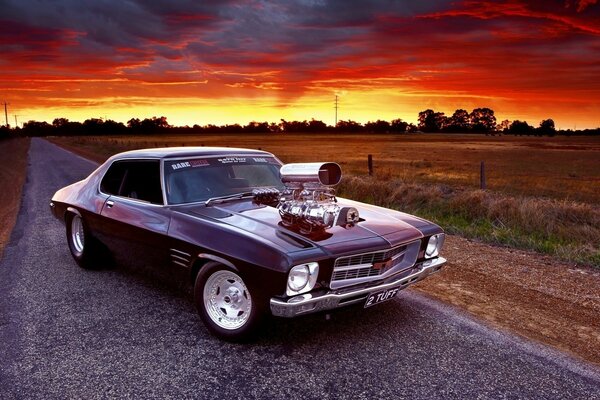 Retro-Auto auf Sonnenuntergang Hintergrund