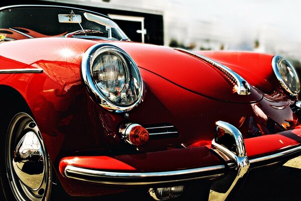 Oldtimer in der Nähe. Rotes Retro-Auto