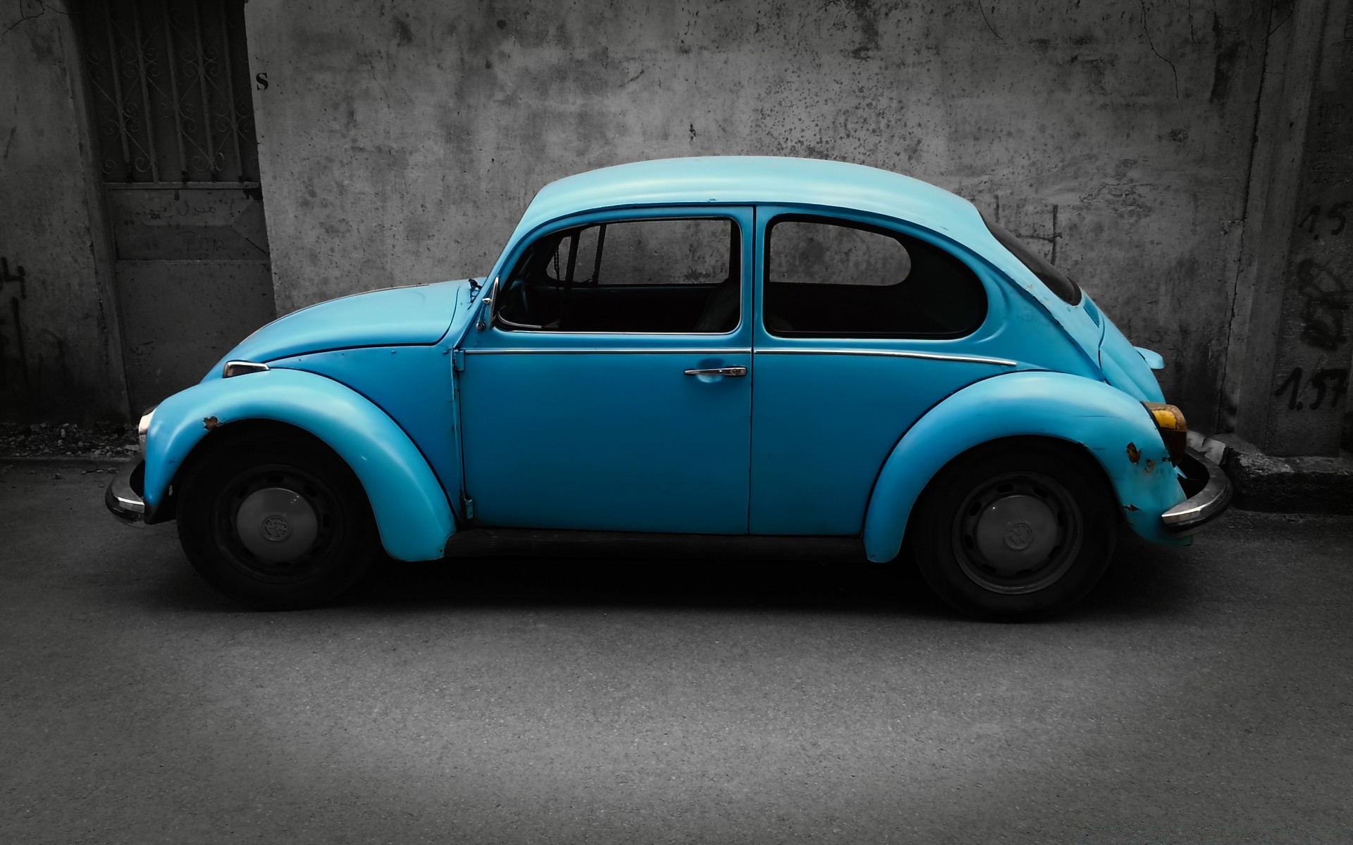 oldtimer auto auto transportsystem räder automobil antrieb motorhaube minirock limousine straße bürgersteig