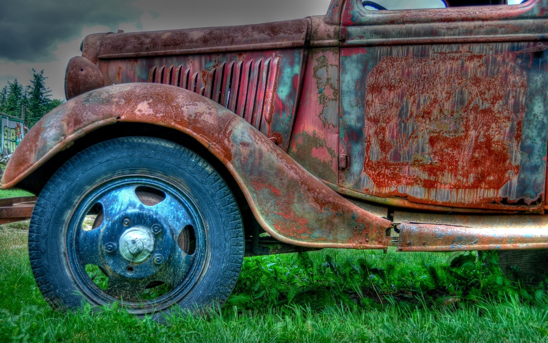 oldtimer alt rust vintage rostig retro antik verlassen auto räder transportsystem auto gebrochen schmutzig