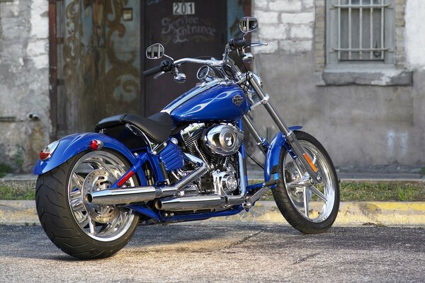 Blaues Motorrad steht im Hof des Hauses