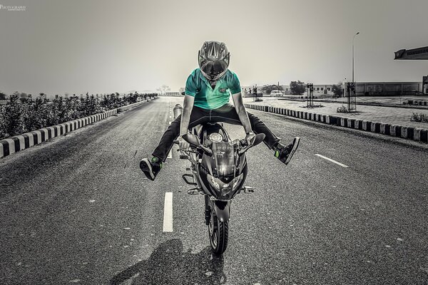 Stunts auf einem Motorrad in Bewegung