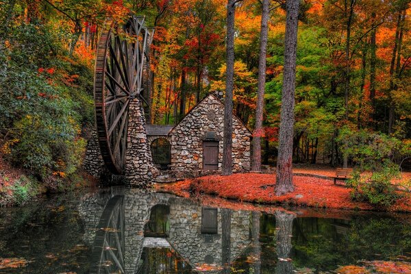 Steinhaus am Flussufer. Schöne Landschaft