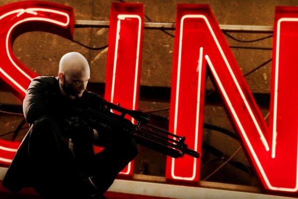 Hitman sucht nach einem Ziel im Hintergrund