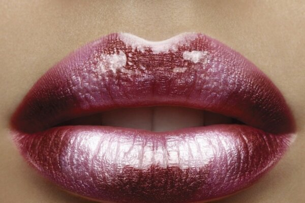 Lippen, hell mit Lippenstift bemalt