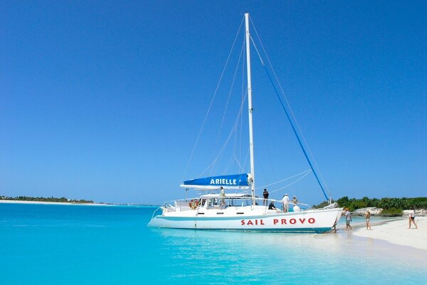 Yacht am Meer mit Flagge