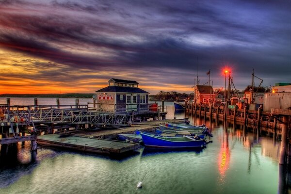 Liegeplatz und Boote bei Sonnenuntergang