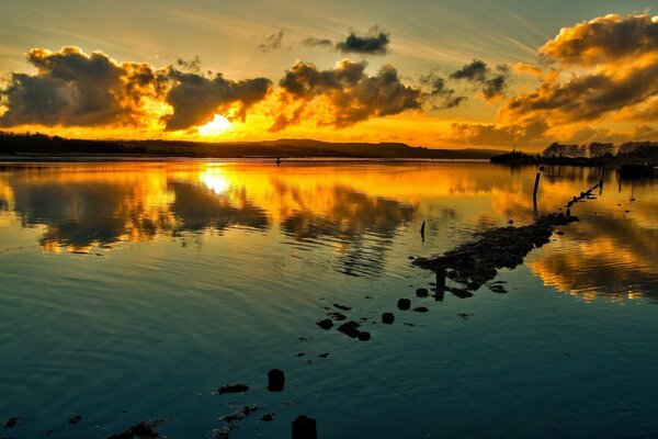 Reflexion des Sonnenuntergangs im Wasser des Ozeans
